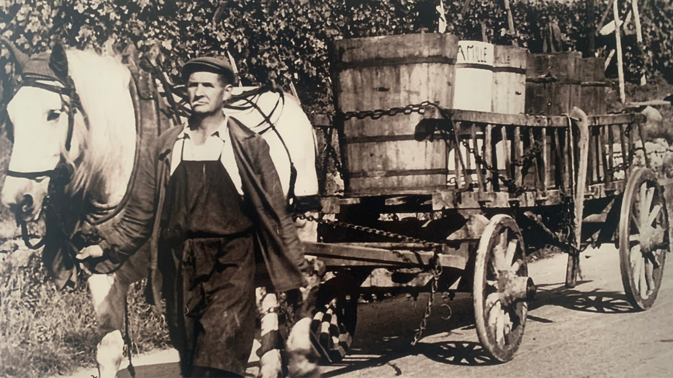Le grand-père avec le cheval et les tonneaux